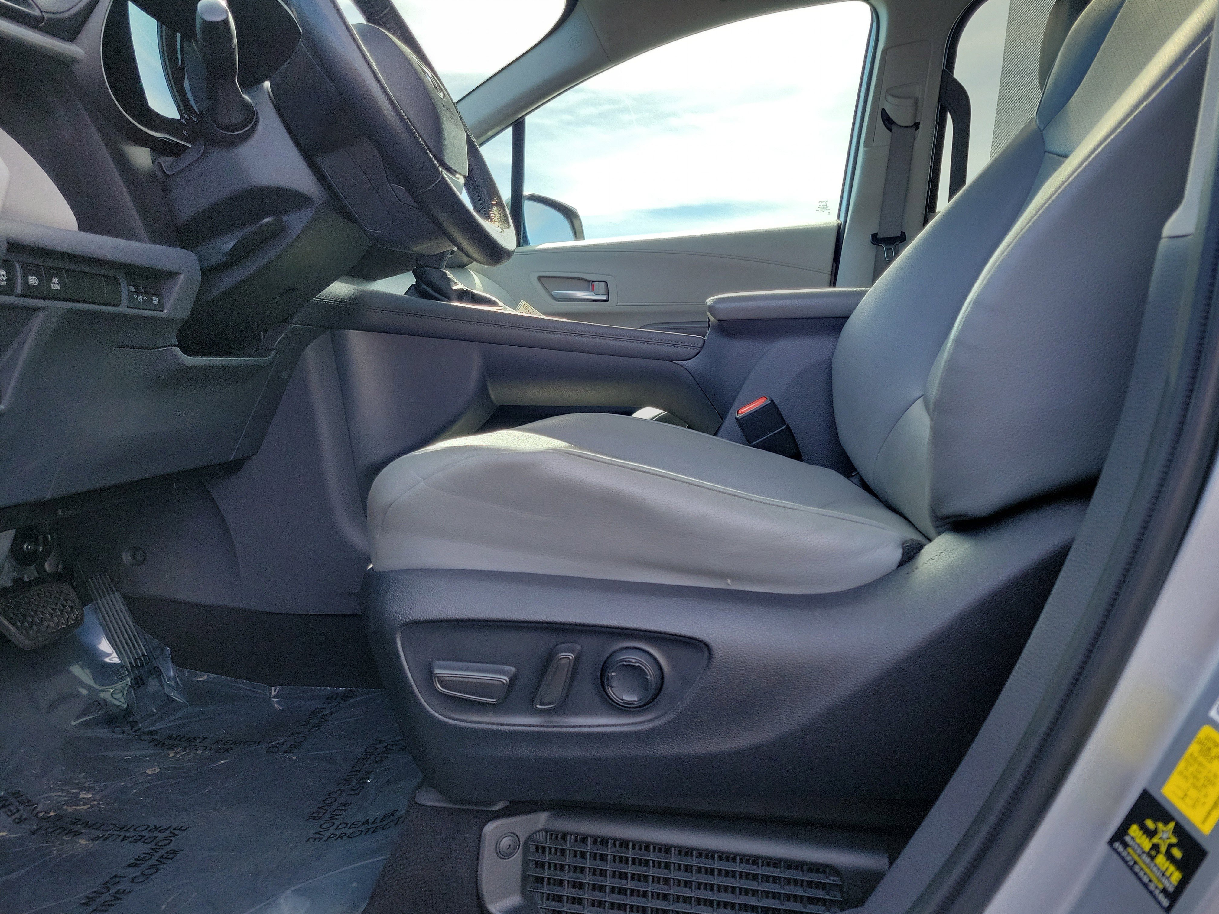 Used 2022 Toyota Sienna XLE w/ XLE Plus Package FWD image 16