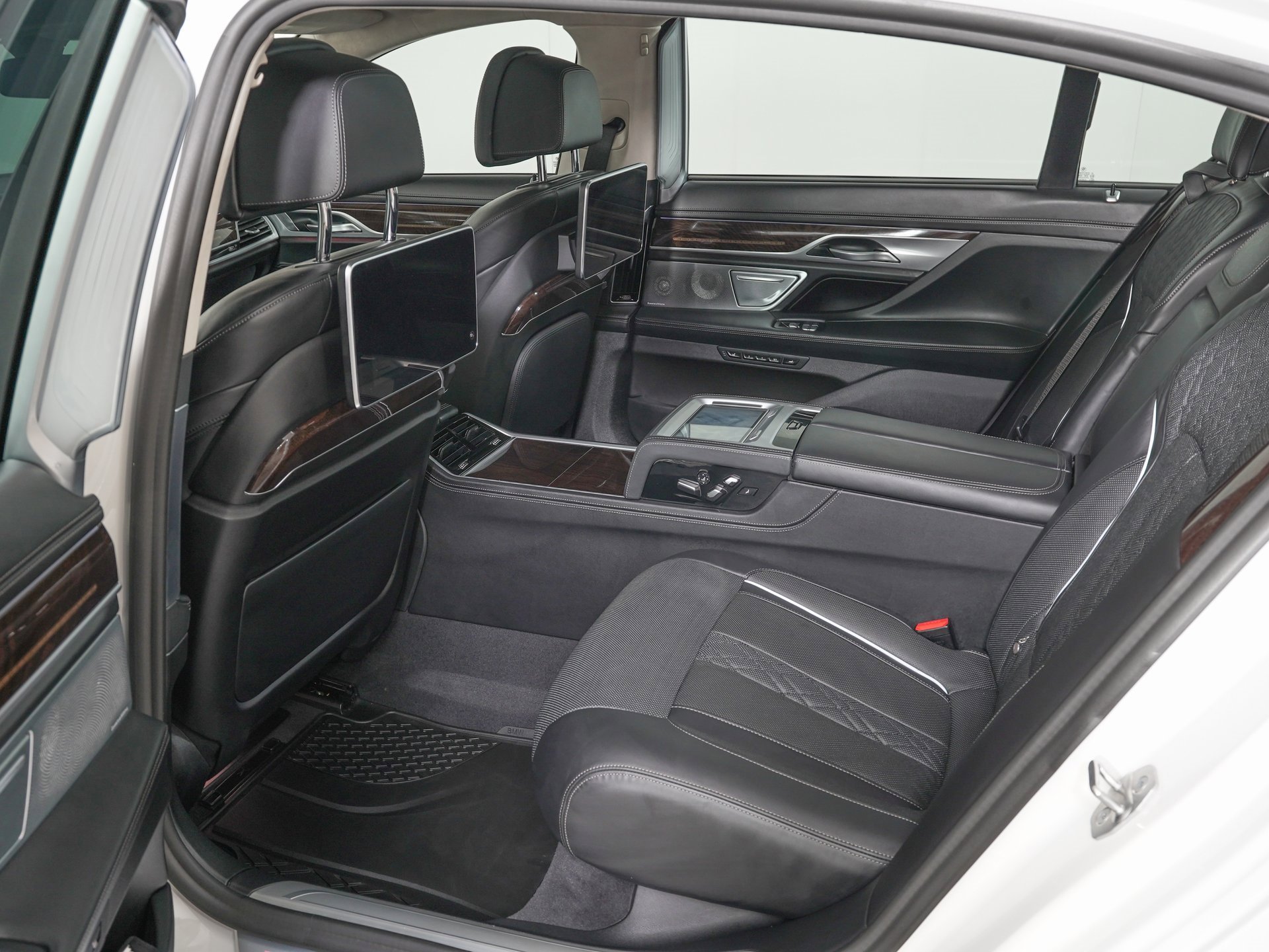 Used 2022 BMW 750i xDrive image 14