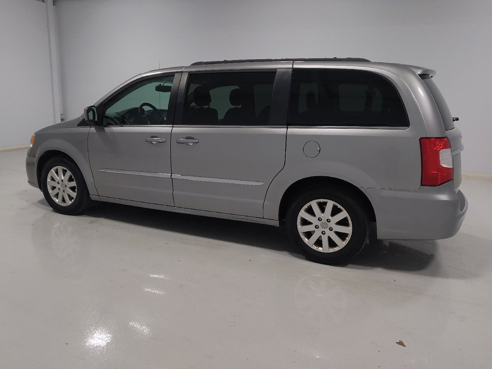 Used 2016 Chrysler Town & Country Touring image 3