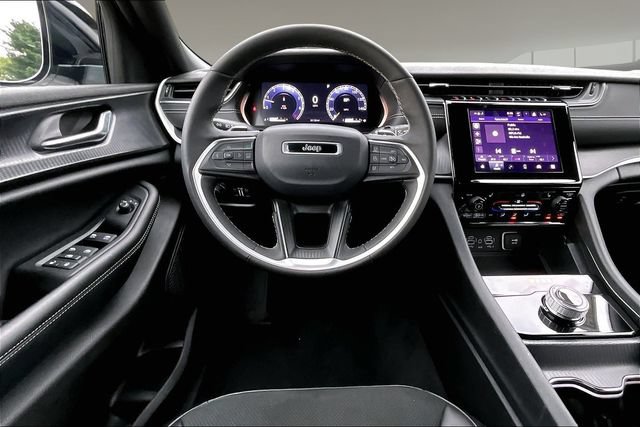 Used 2025 Jeep Grand Cherokee Altitude RWD image 8