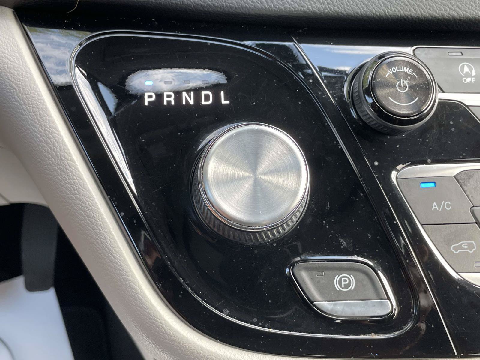 Used 2018 Chrysler Pacifica Touring FWD image 28