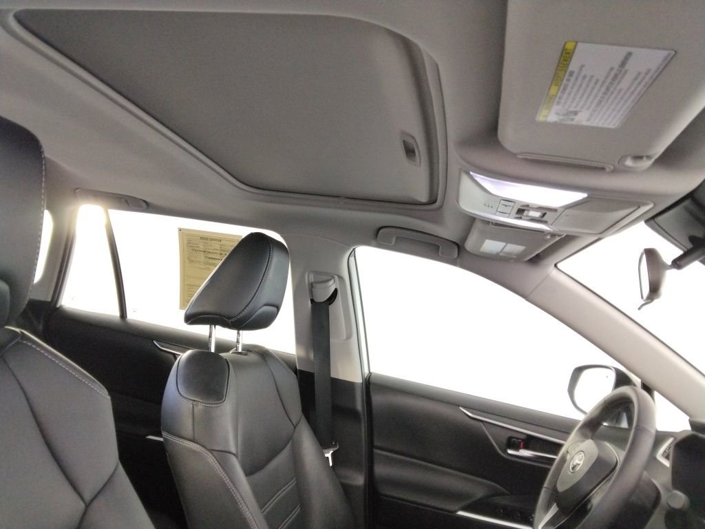 Used 2021 Toyota RAV4 XLE Premium image 39