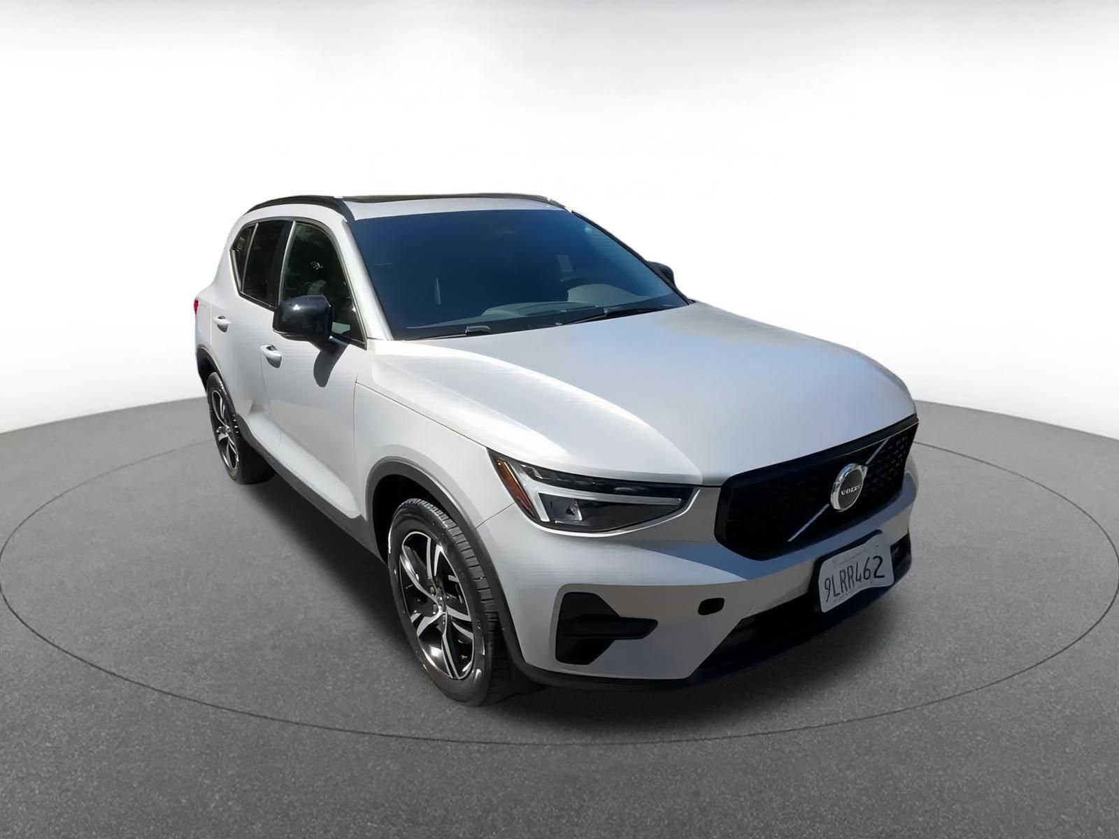 Used 2024 Volvo XC40 B5 Core image 3