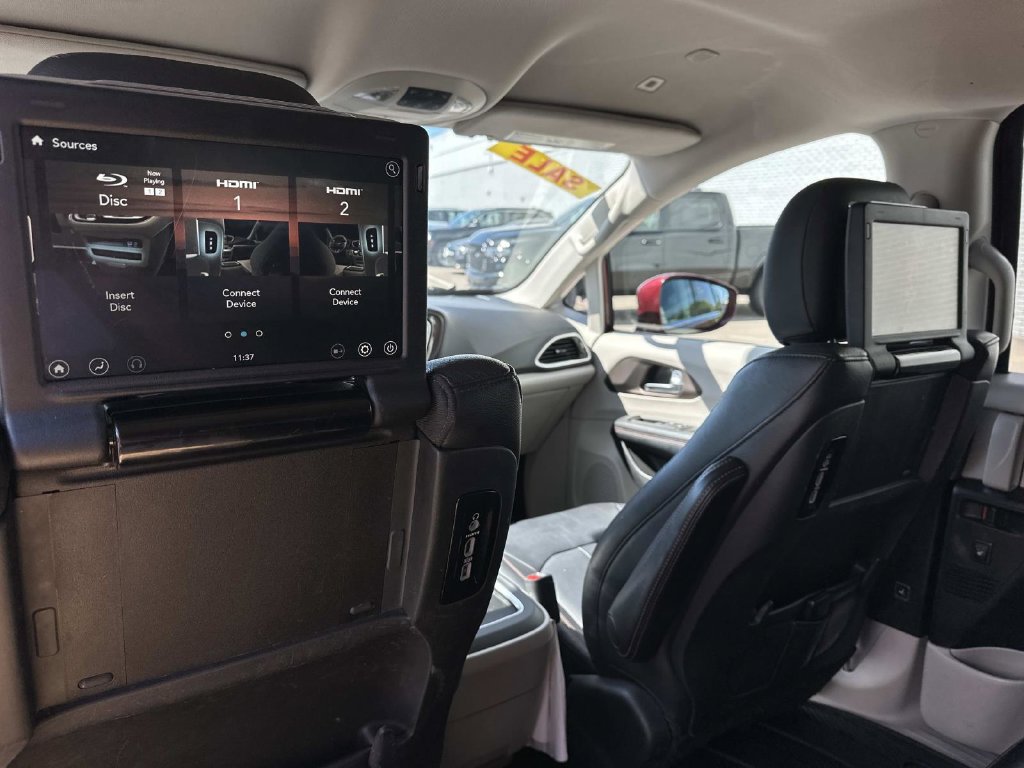 Used 2018 Chrysler Pacifica Touring-L Plus FWD image 16
