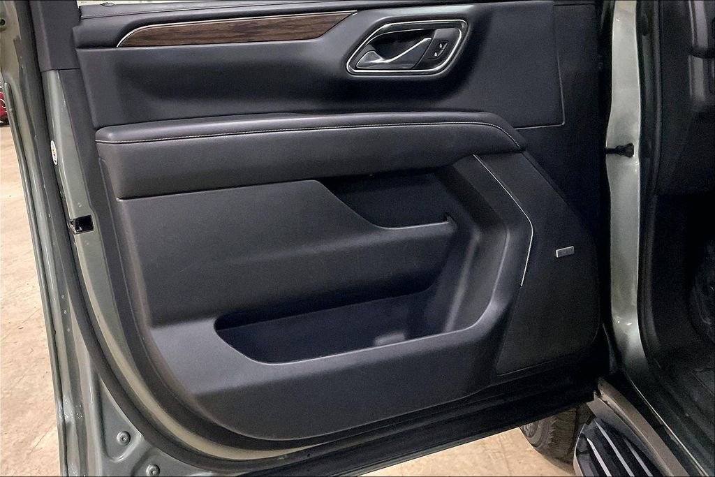 Used 2023 Chevrolet Suburban Premier AWD/4WD image 21