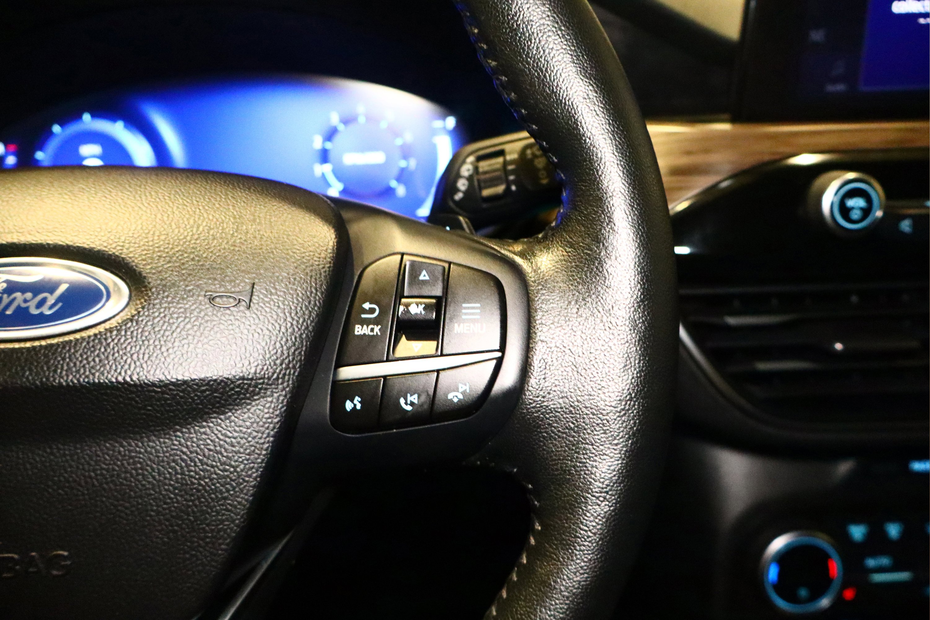 Used 2020 Ford Escape Titanium image 9