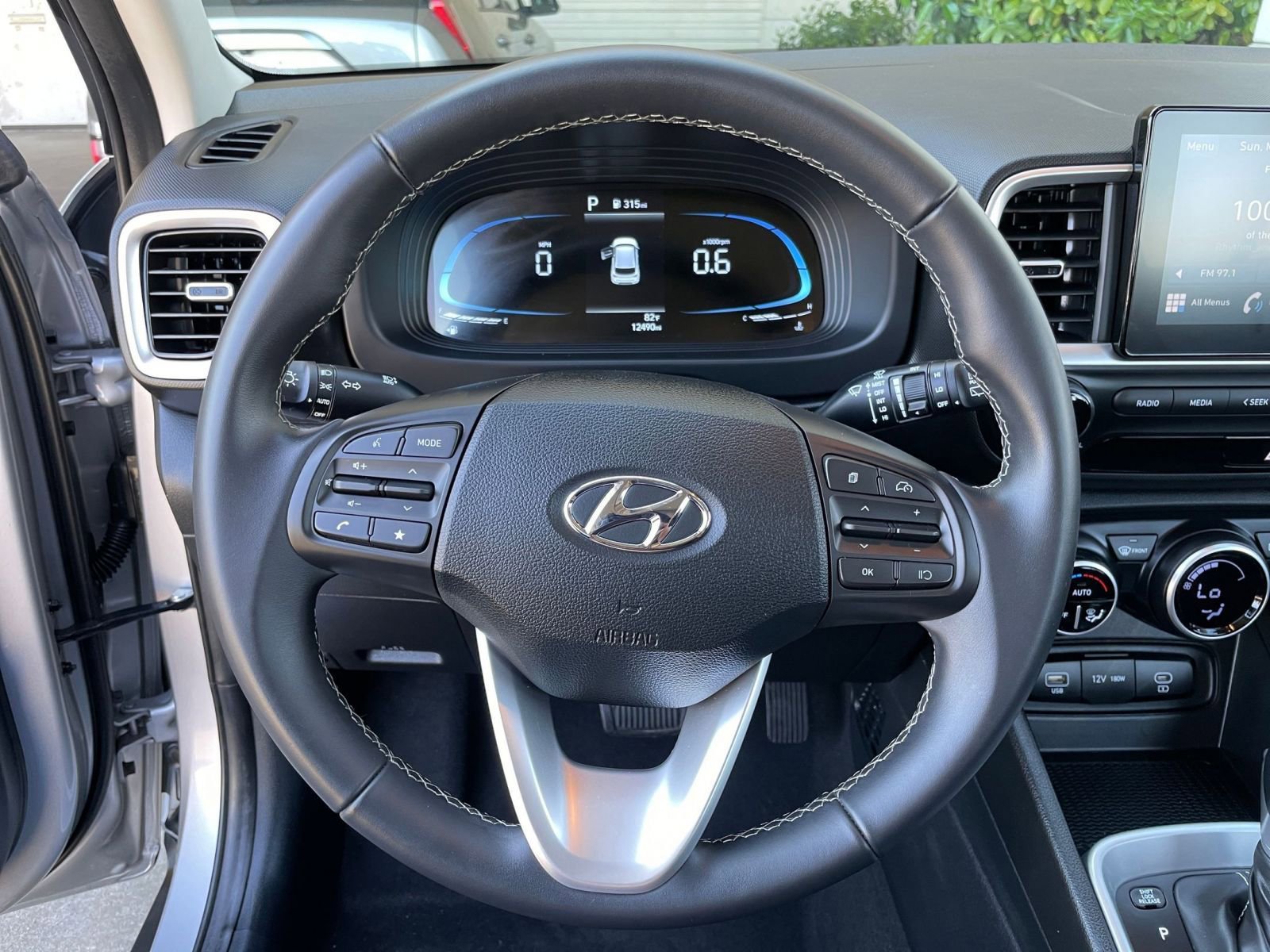 Used 2025 Hyundai Venue SEL image 28