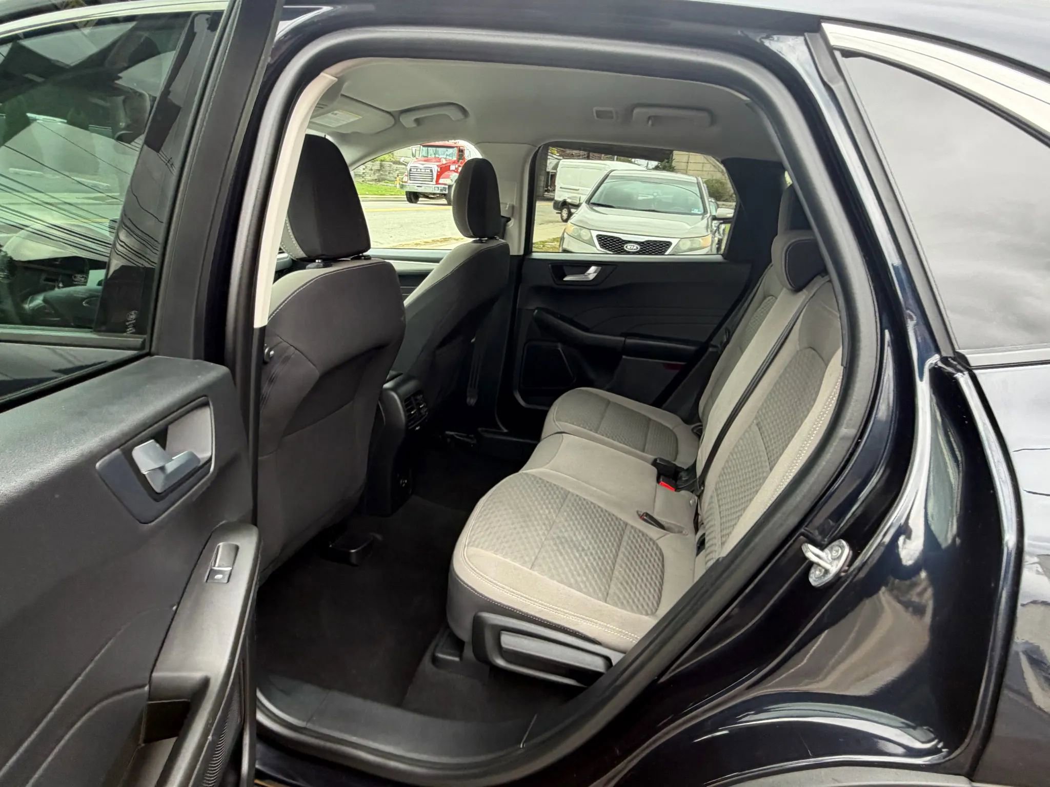 Used 2021 Ford Escape SE image 15