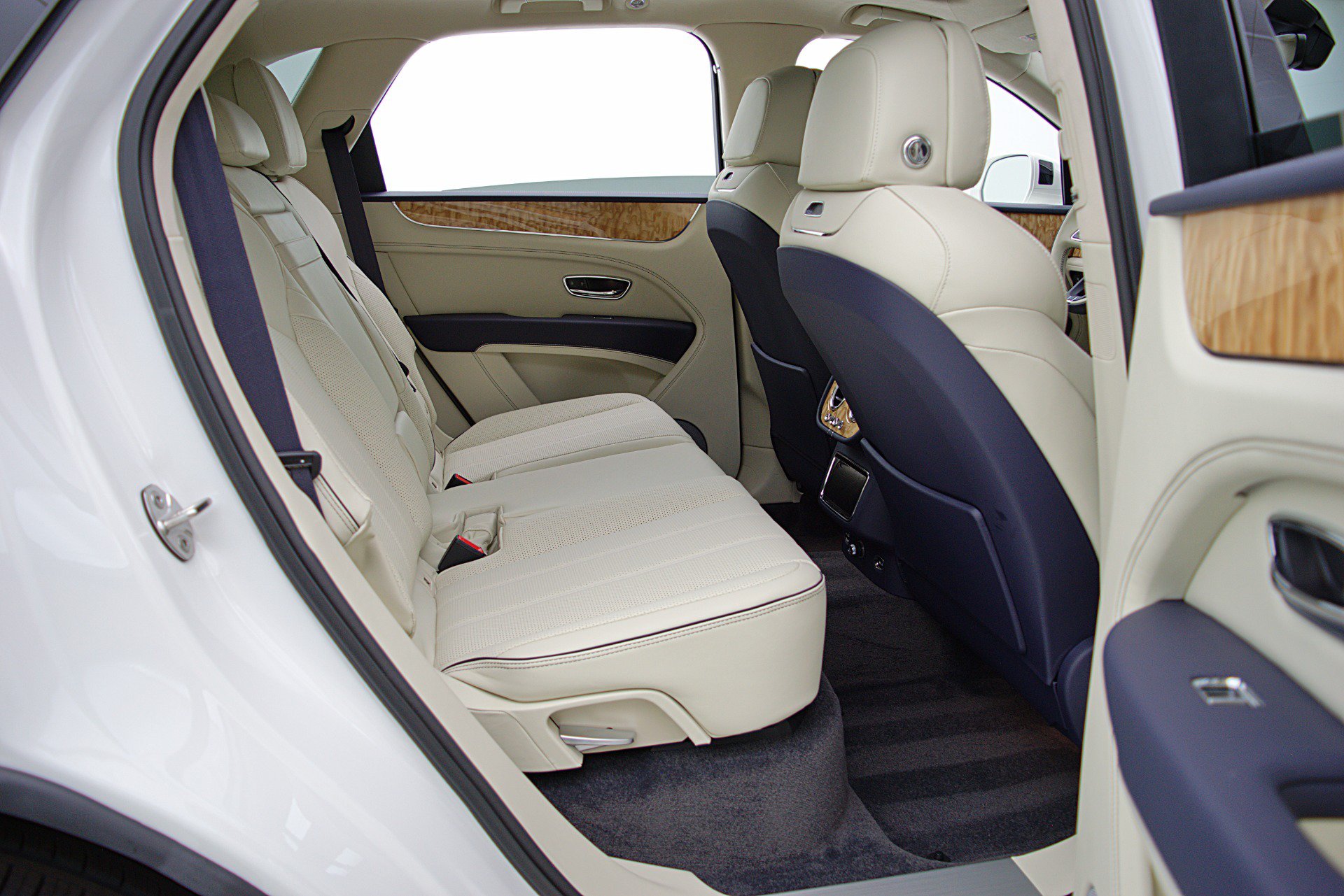 Certified 2023 Bentley Bentayga AWD/4WD image 29