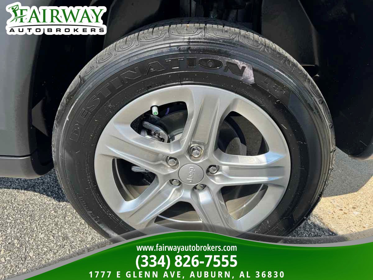 Used 2023 Jeep Compass Latitude w/ Sun and Sound Group AWD/4WD image 32