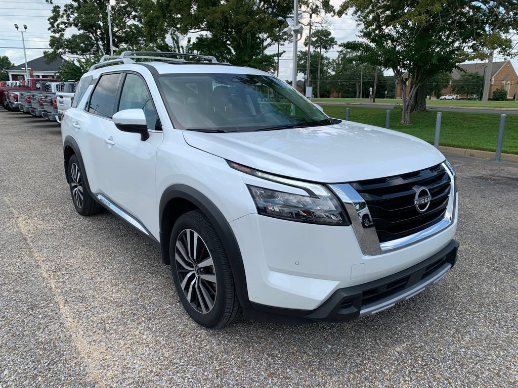 Used 2025 Nissan Pathfinder Platinum w/ Cargo Package FWD image 1