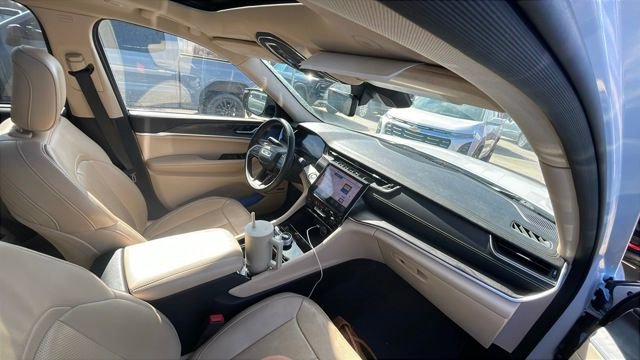 Used 2022 Jeep Grand Cherokee Limited w/ Luxury Tech Group II image 3