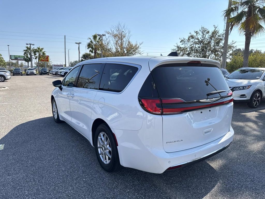 Used 2024 Chrysler Pacifica Touring image 6