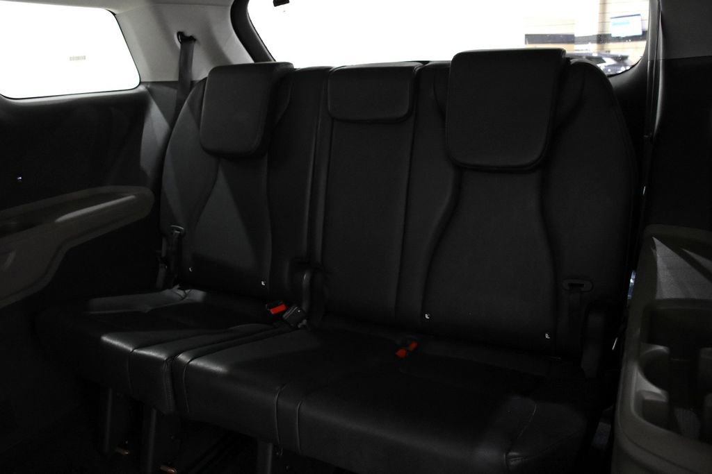 Used 2025 Kia Carnival FWD image 29