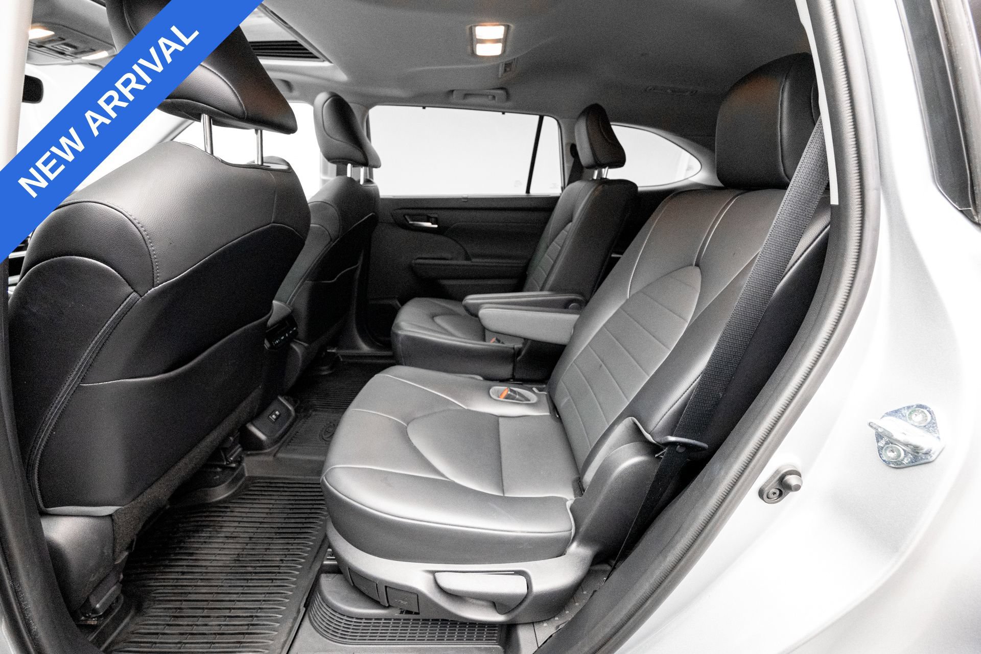 Used 2021 Toyota Highlander XLE AWD/4WD image 14