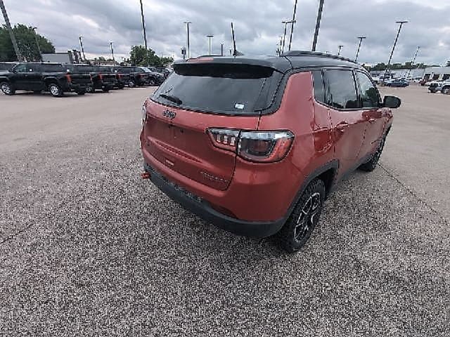 Used 2025 Jeep Compass Trailhawk AWD/4WD image 5