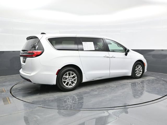 Used 2024 Chrysler Pacifica Touring-L image 7