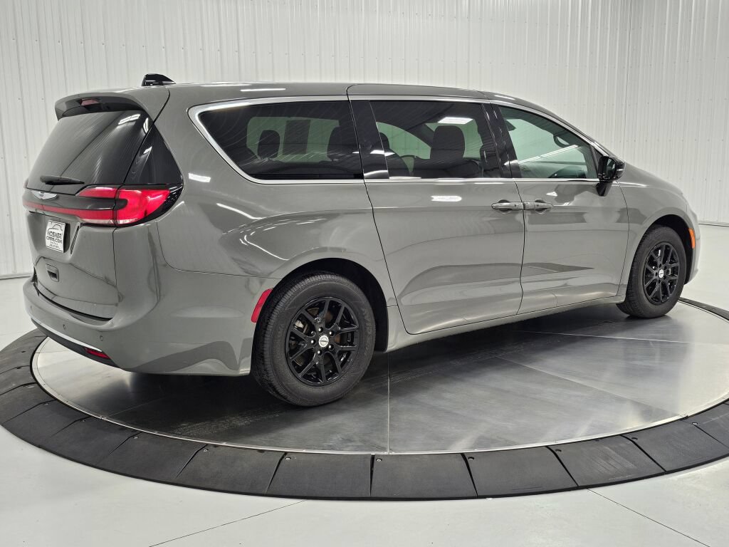 Used 2025 Chrysler Pacifica Select FWD image 5