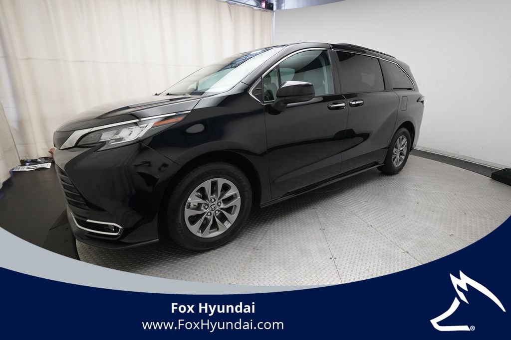 Used 2023 Toyota Sienna XLE FWD image 1