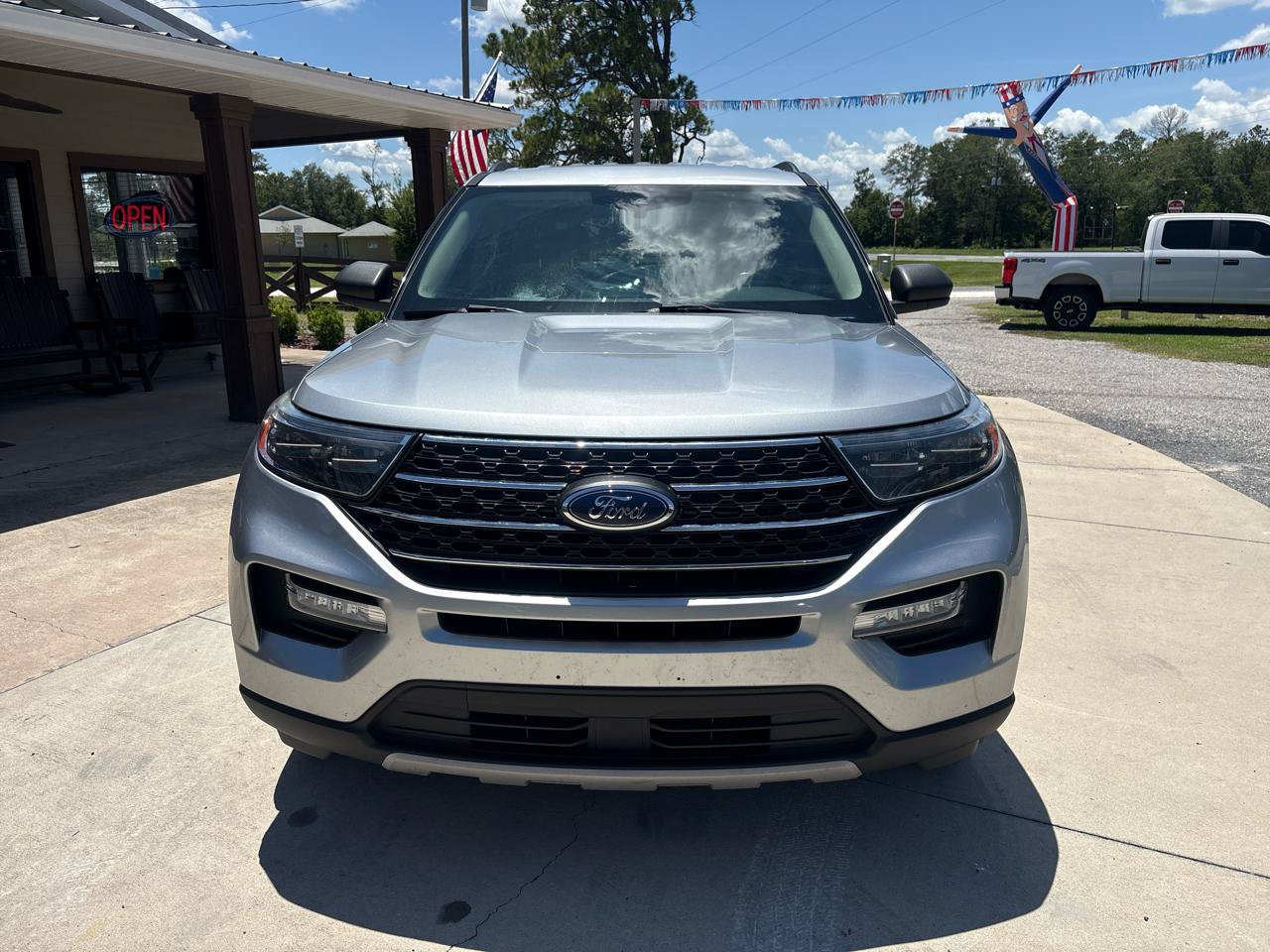 Used 2023 Ford Explorer XLT AWD/4WD image 2