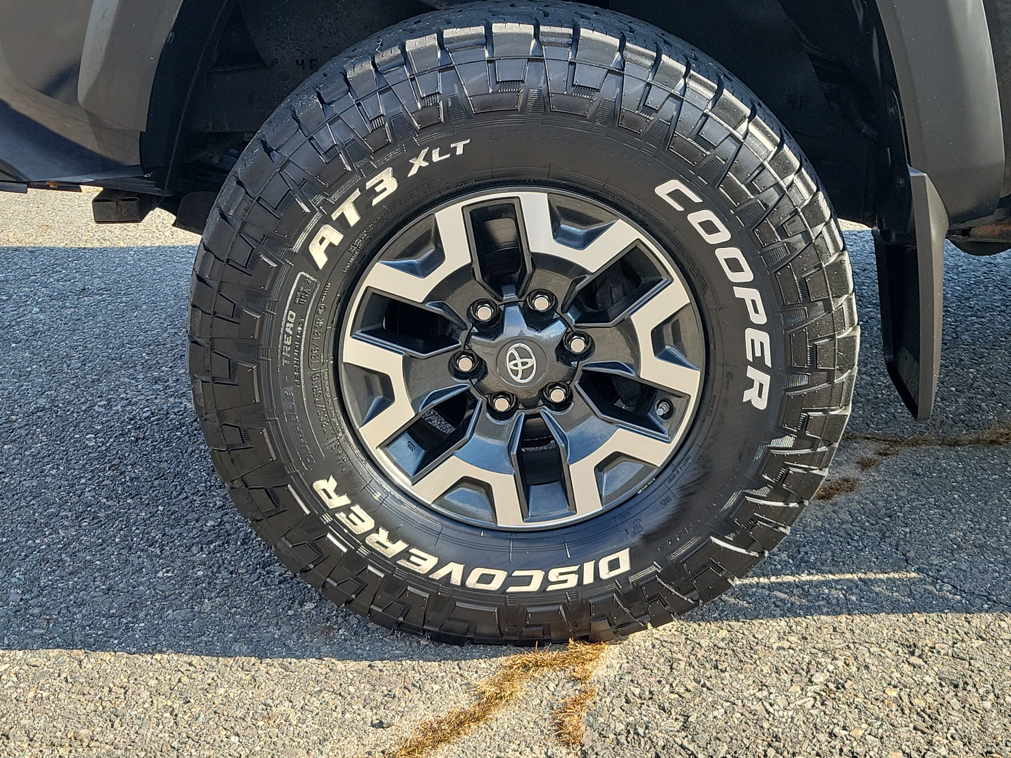 Used 2020 Toyota Tacoma TRD Off-Road w/ Technology Package AWD/4WD image 12