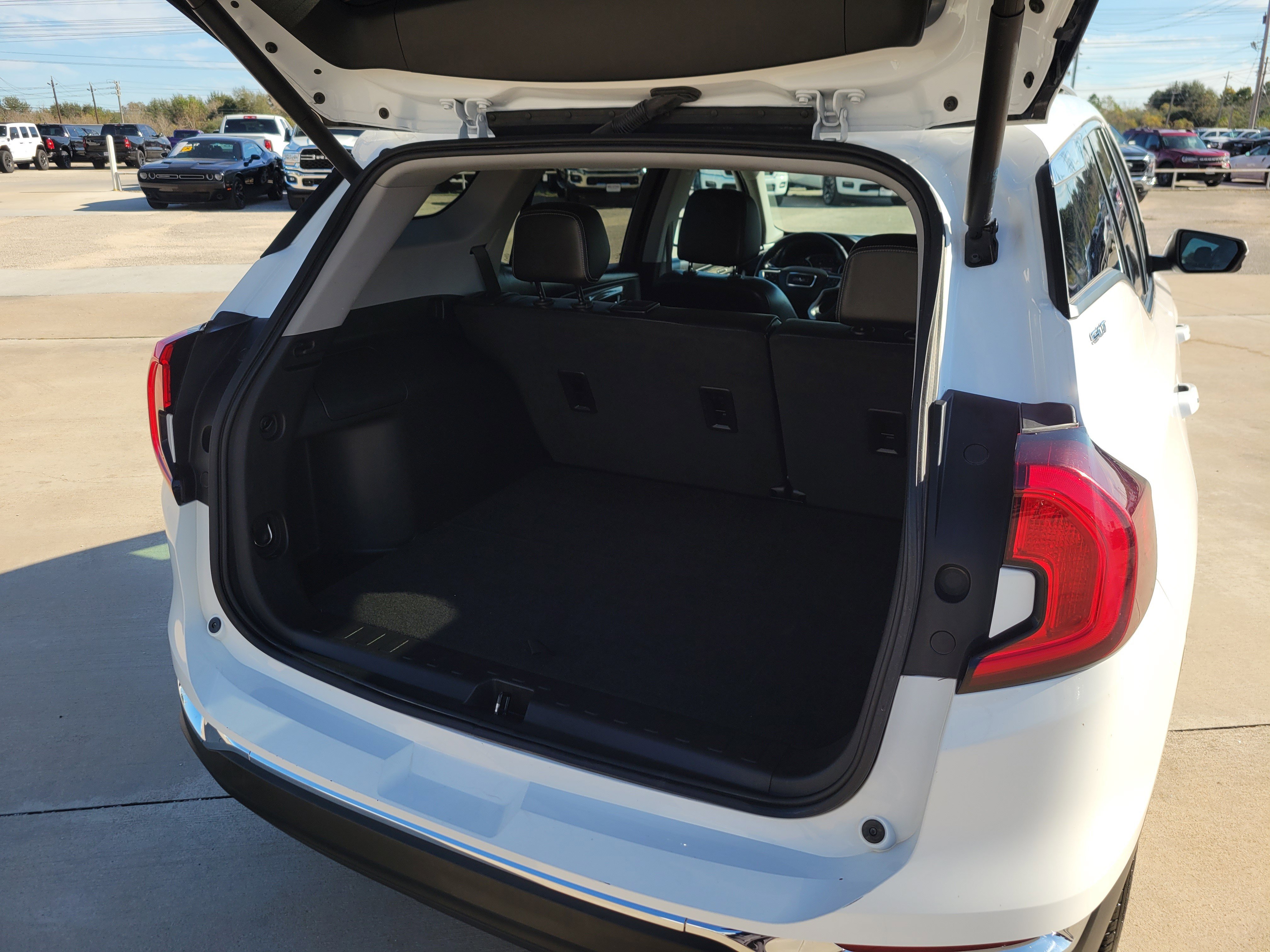 Used 2023 GMC Terrain SLT image 28