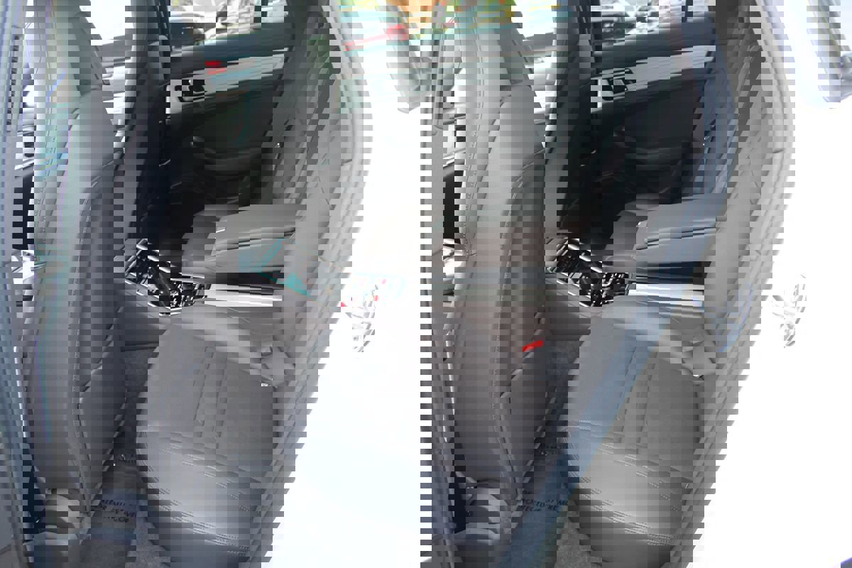 Used 2018 Porsche Panamera 4 image 19