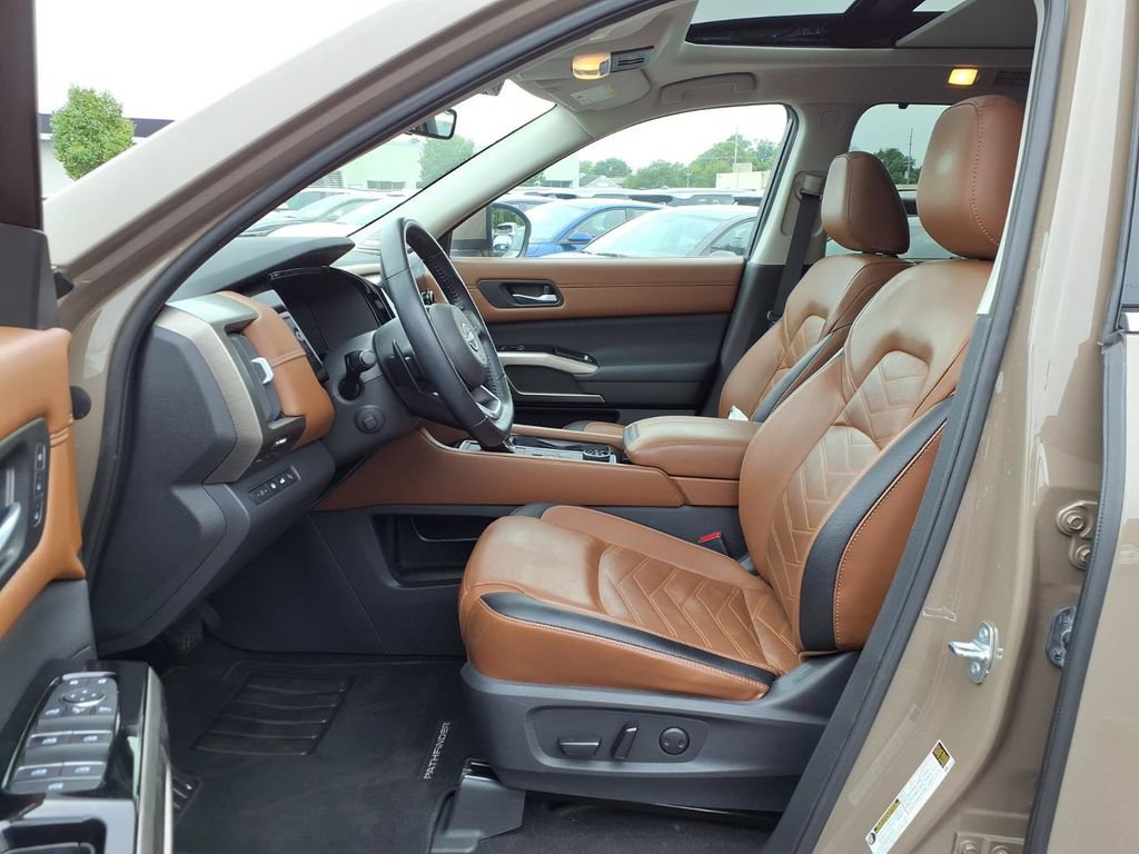 Used 2023 Nissan Pathfinder Platinum w/ Cargo Package AWD/4WD image 18