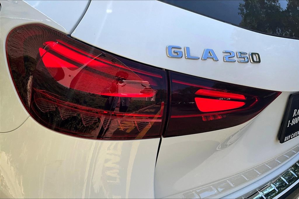 Used 2025 Mercedes-Benz GLA 250 4MATIC image 32
