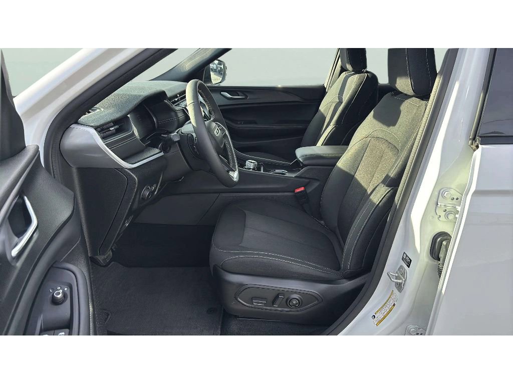 Used 2024 Jeep Grand Cherokee Laredo image 10