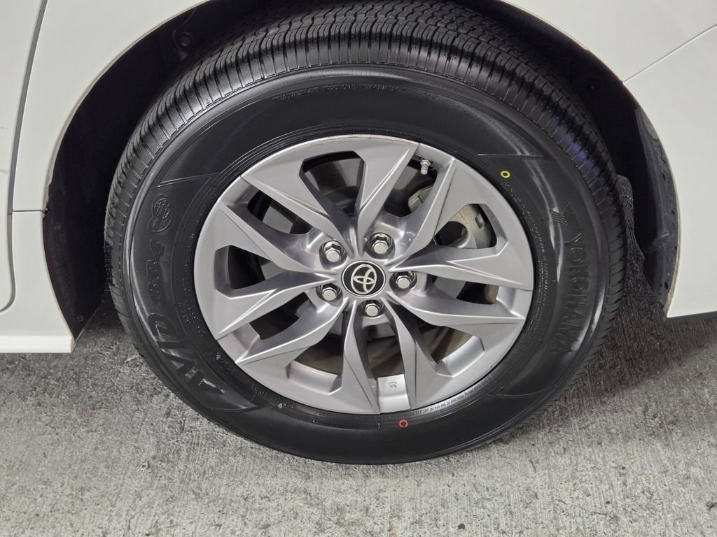 Used 2023 Toyota Sienna LE AWD/4WD image 13