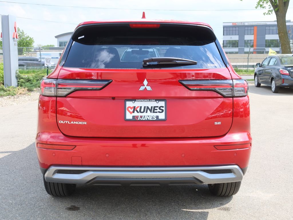 New 2025 Mitsubishi Outlander SE image 8