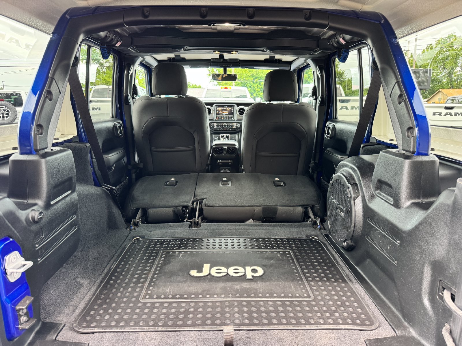 Used 2019 Jeep Wrangler Unlimited Sahara AWD/4WD image 7