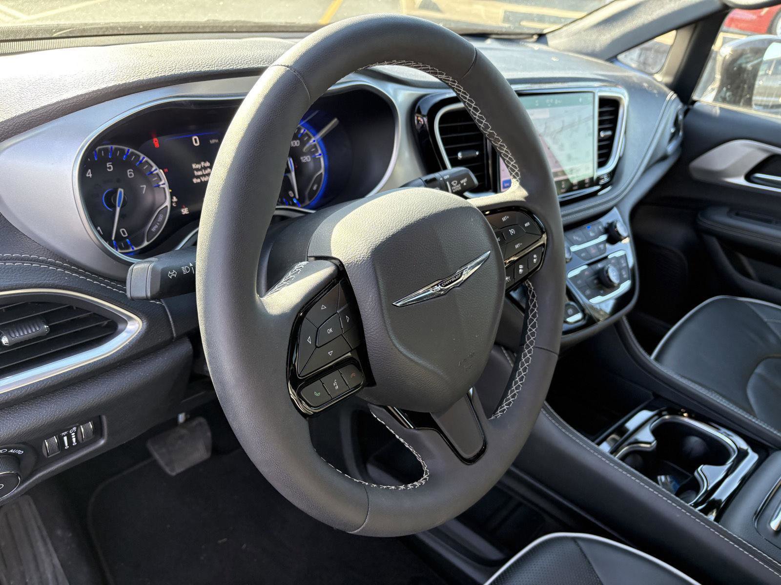 Used 2025 Chrysler Pacifica Limited image 10