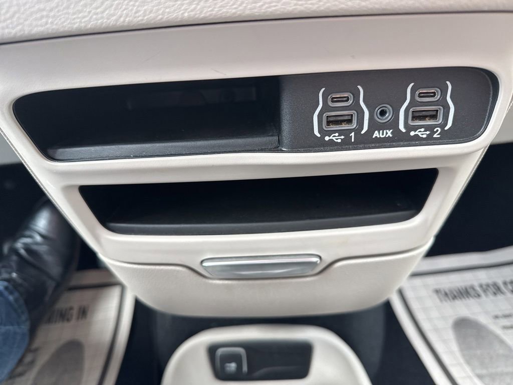 Used 2024 Chrysler Pacifica Touring-L image 45
