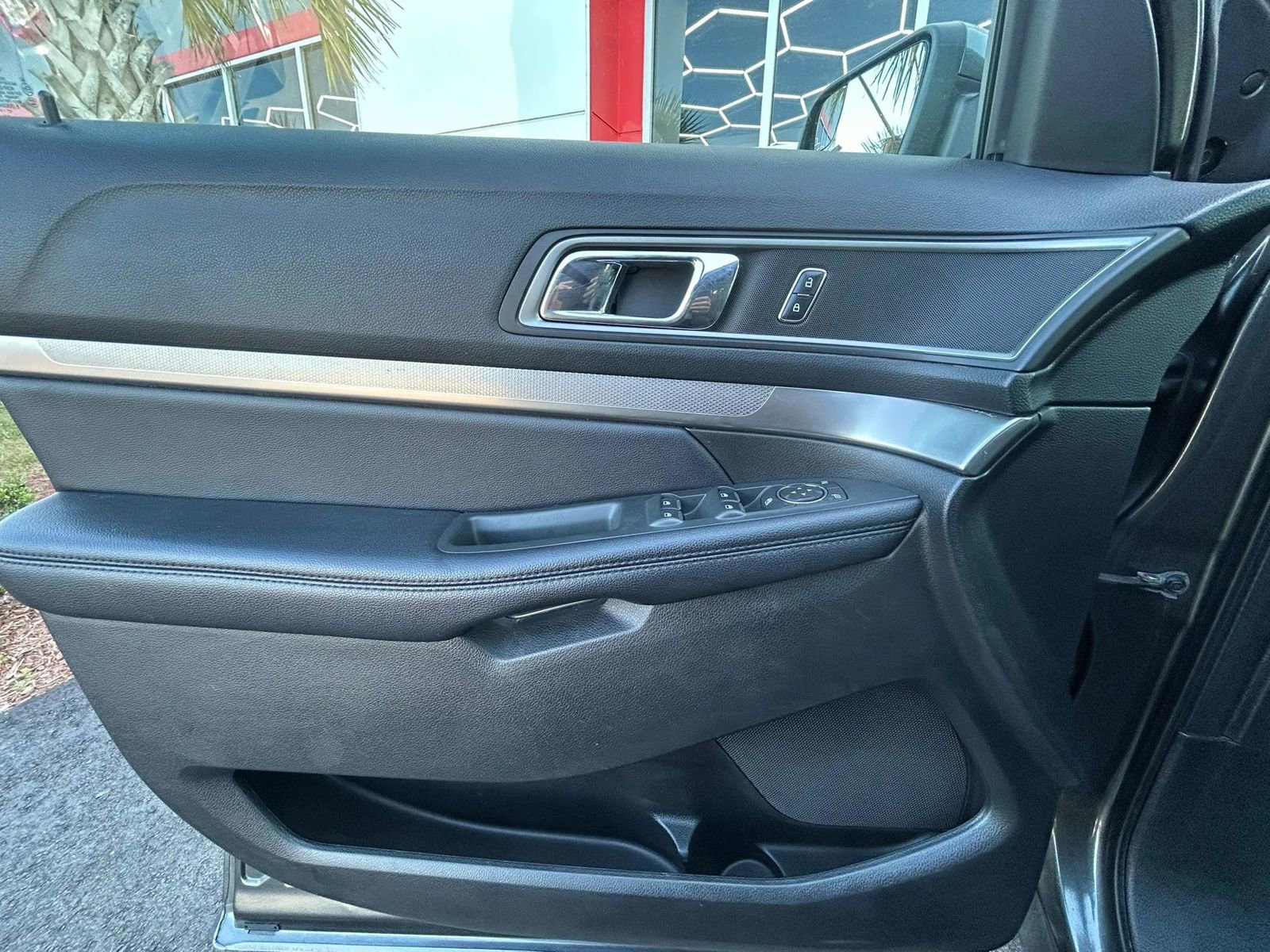 Used 2018 Ford Explorer XLT w/ Equipment Group 202A AWD/4WD image 18