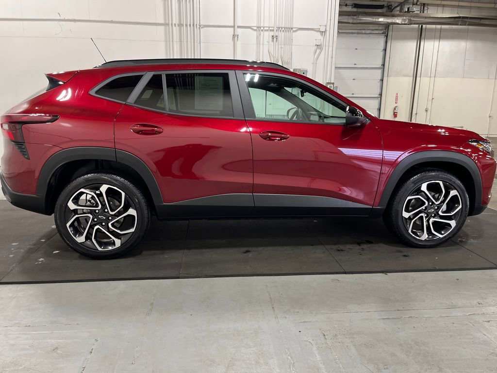 Used 2025 Chevrolet Trax RS w/ Sunroof Package image 12