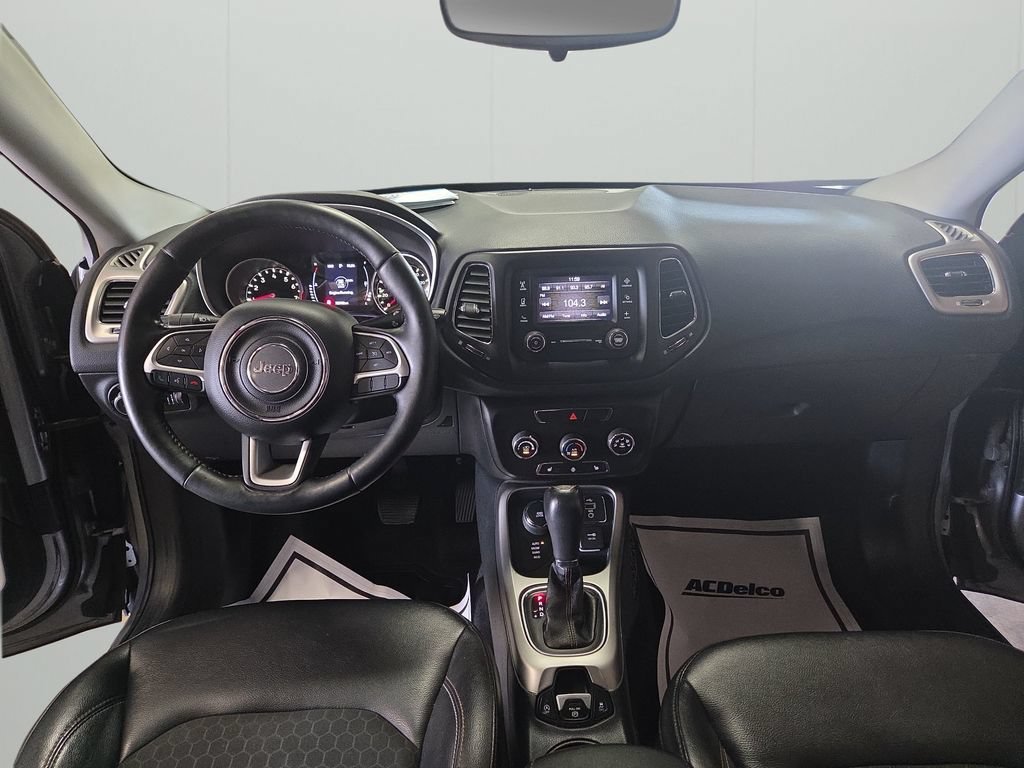 Used 2018 Jeep Compass Latitude w/ Cold Weather Group AWD/4WD image 12
