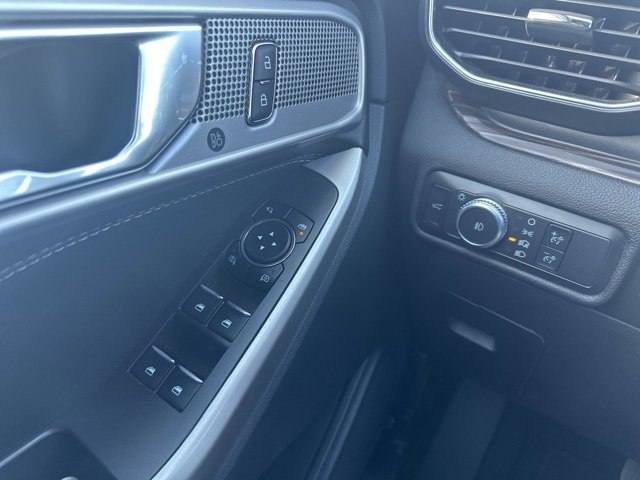 Used 2022 Ford Explorer Limited image 18