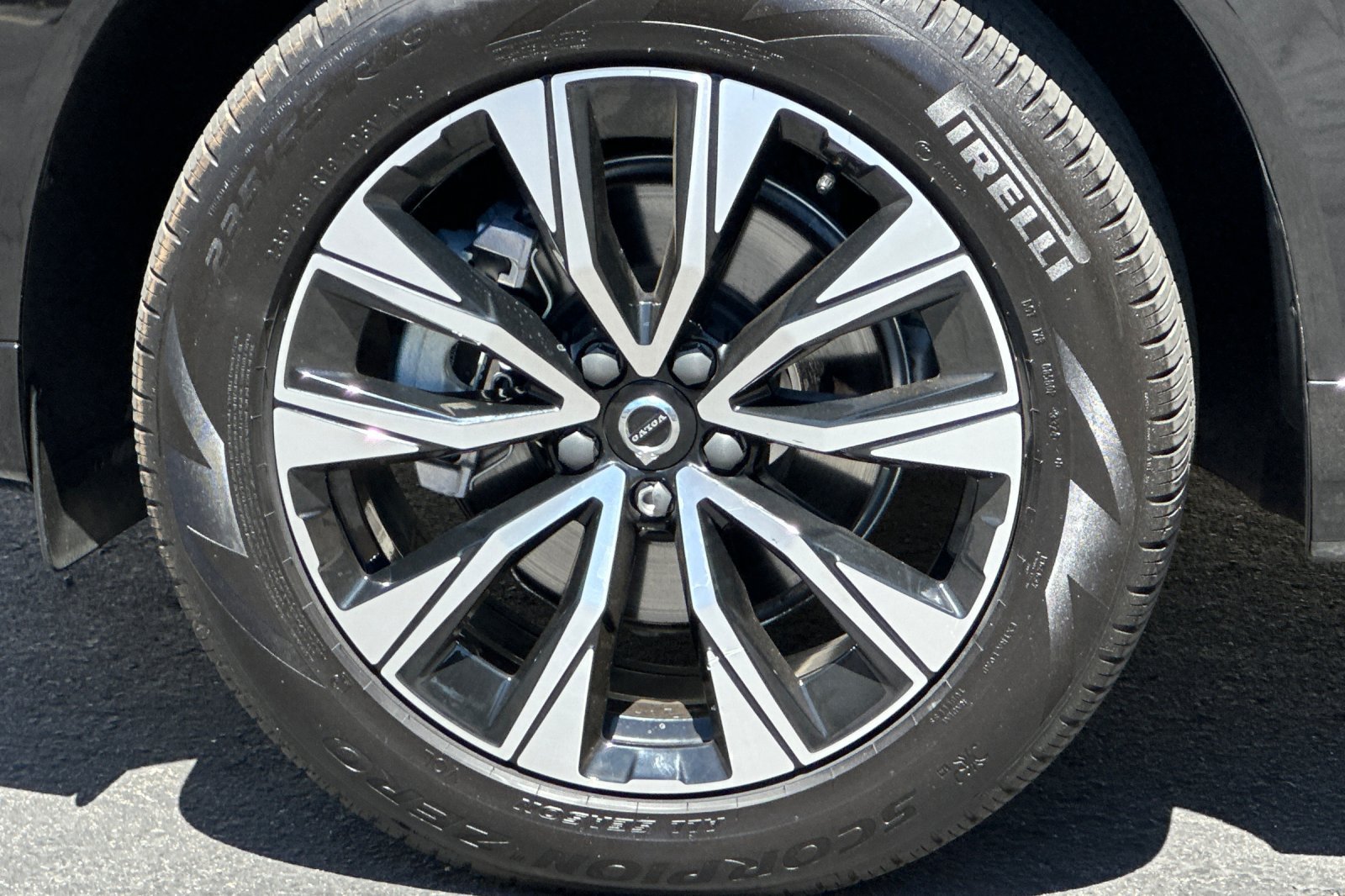 Certified 2025 Volvo XC60 B5 Plus AWD/4WD image 35