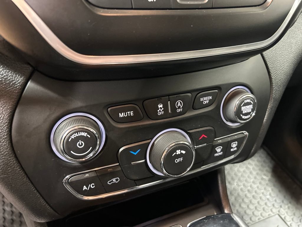 Certified 2019 Jeep Cherokee Latitude Plus AWD/4WD image 32