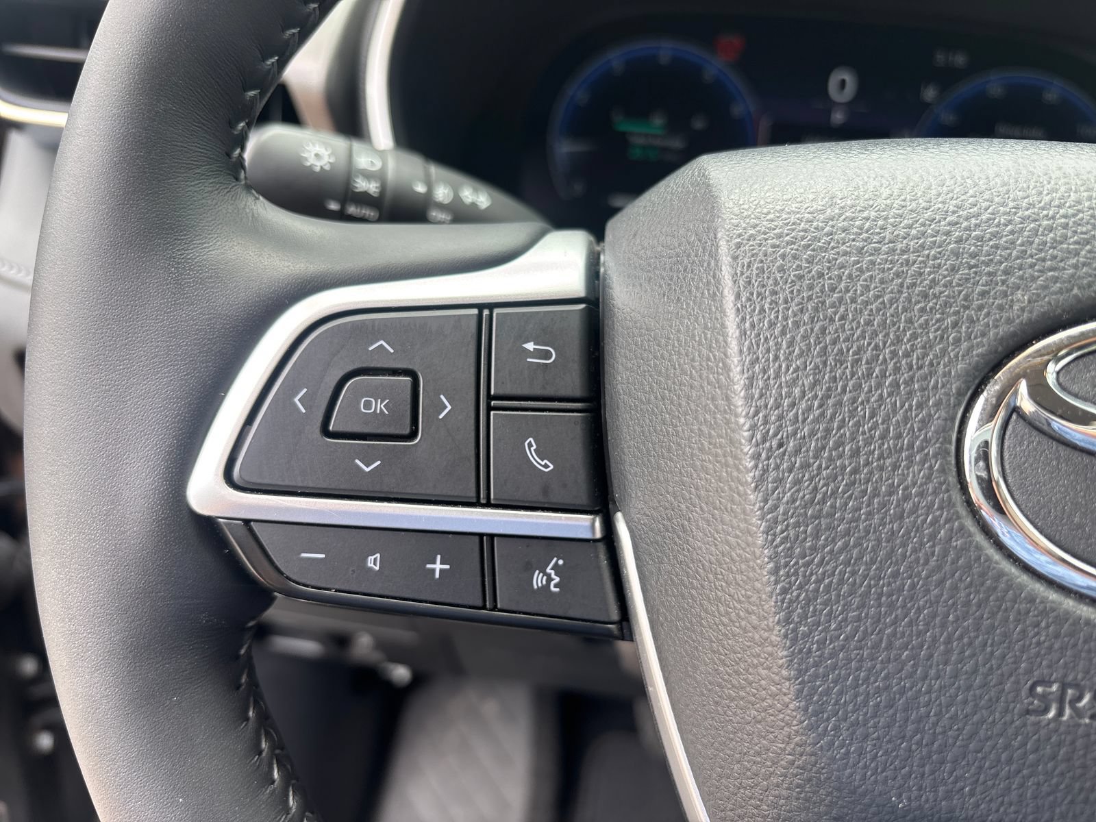 Used 2025 Toyota Highlander Limited FWD image 21