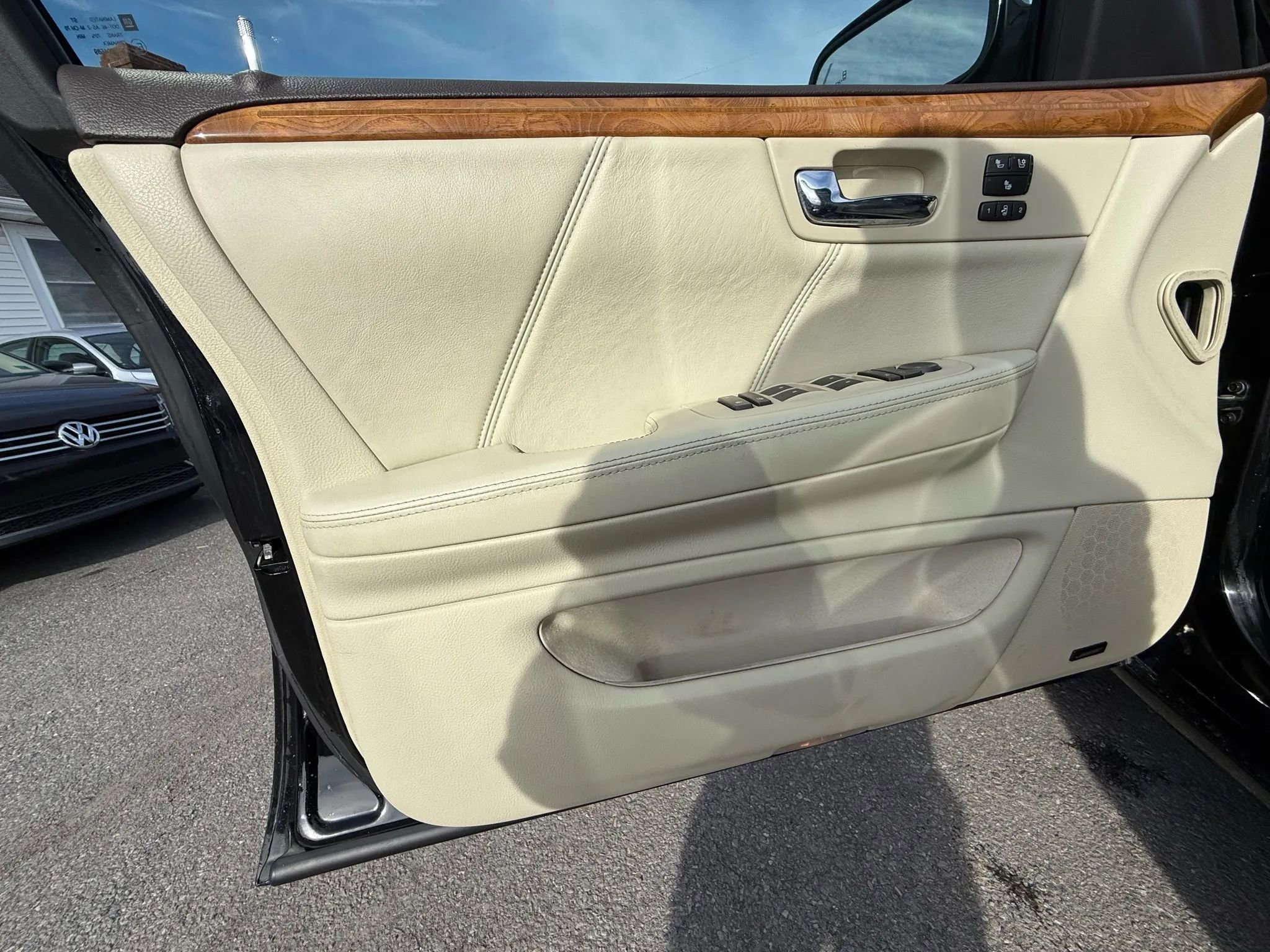 Used 2010 Cadillac DTS Platinum FWD image 17