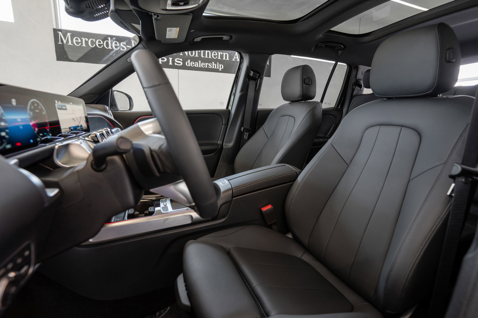 Used 2024 Mercedes-Benz GLB 250 w/ Exclusive Package image 32