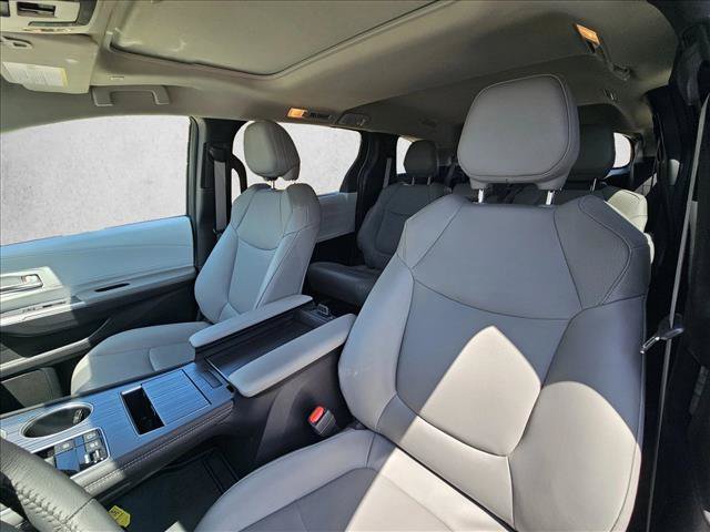 Used 2025 Toyota Sienna XLE FWD image 14