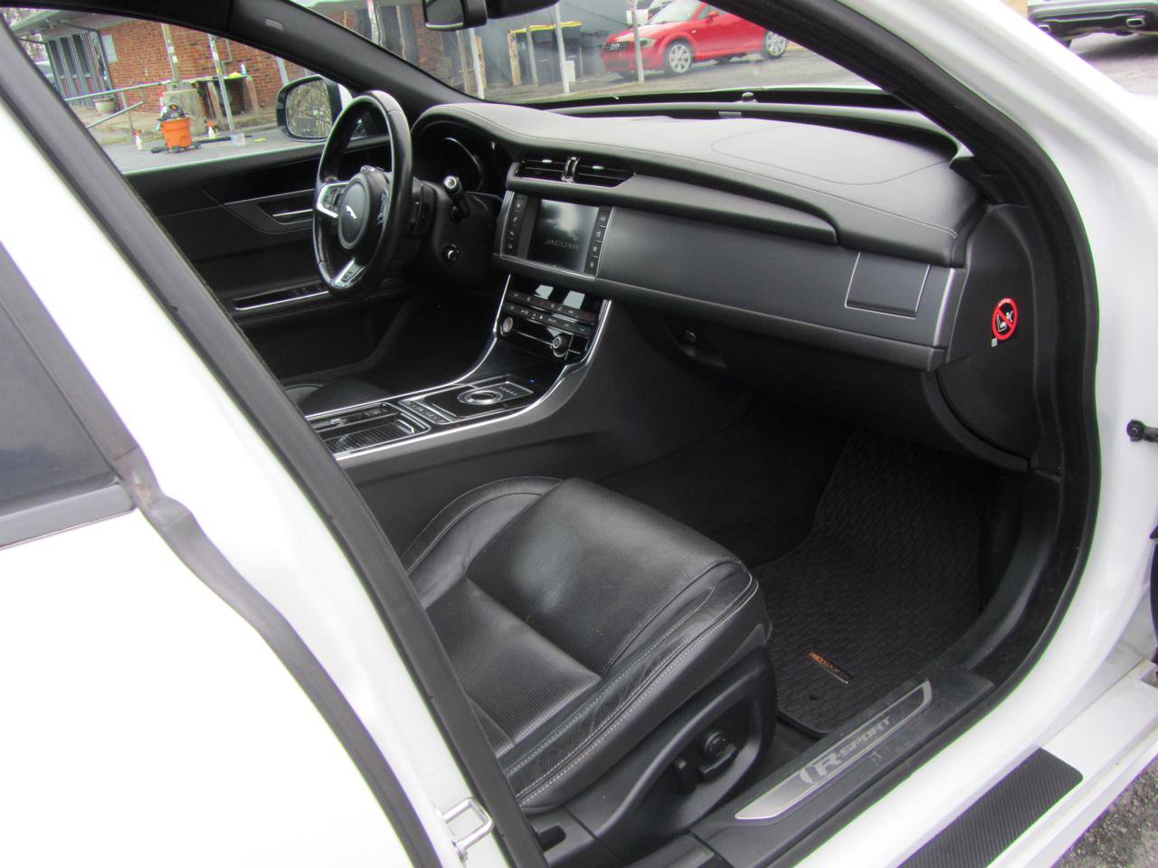 Used 2016 Jaguar XF R-Sport image 22