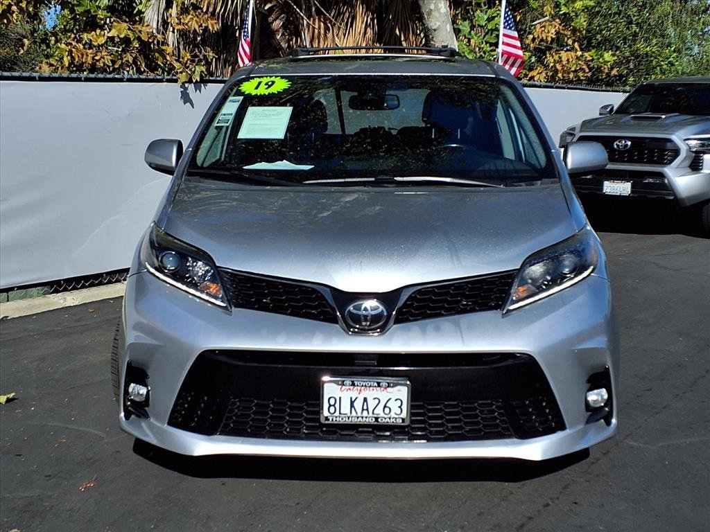Certified 2019 Toyota Sienna SE Premium image 2