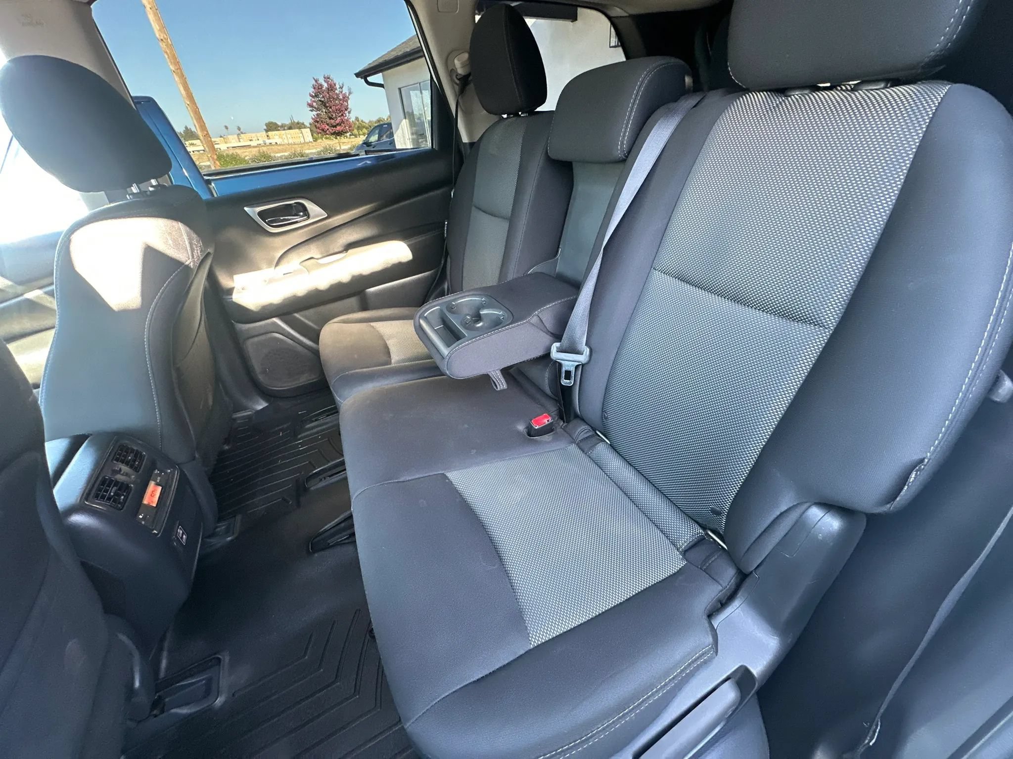 Used 2018 Nissan Pathfinder SV AWD/4WD image 38