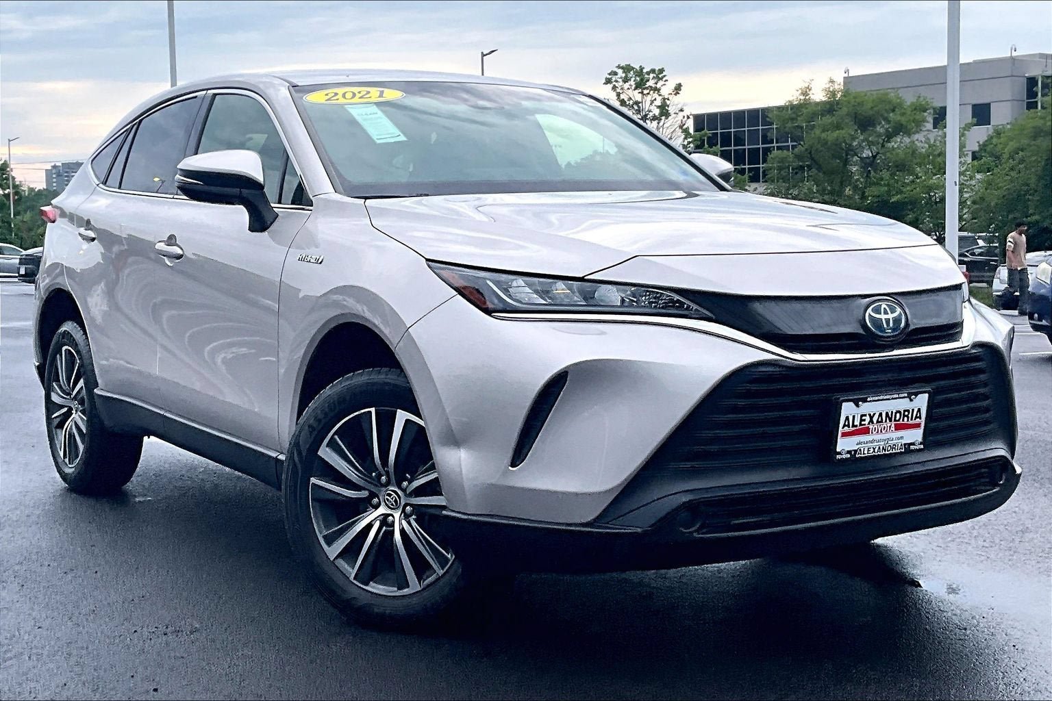 Used 2021 Toyota Venza LE AWD/4WD image 2