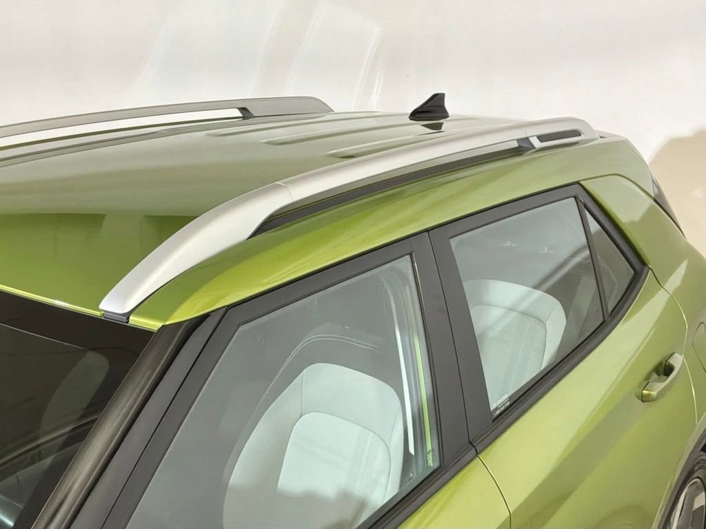 Used 2021 Hyundai Venue SEL image 23